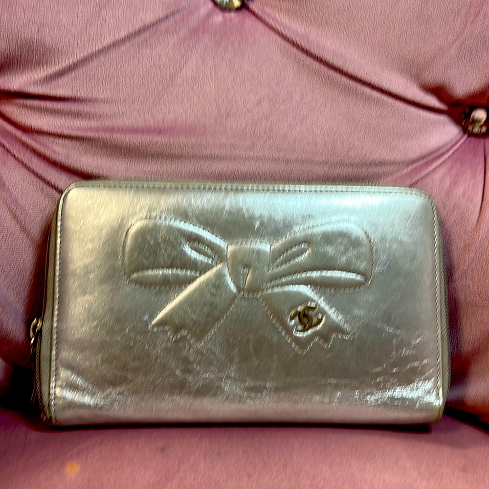 Silver CHANEL stunning wallet/cross body with bow design
